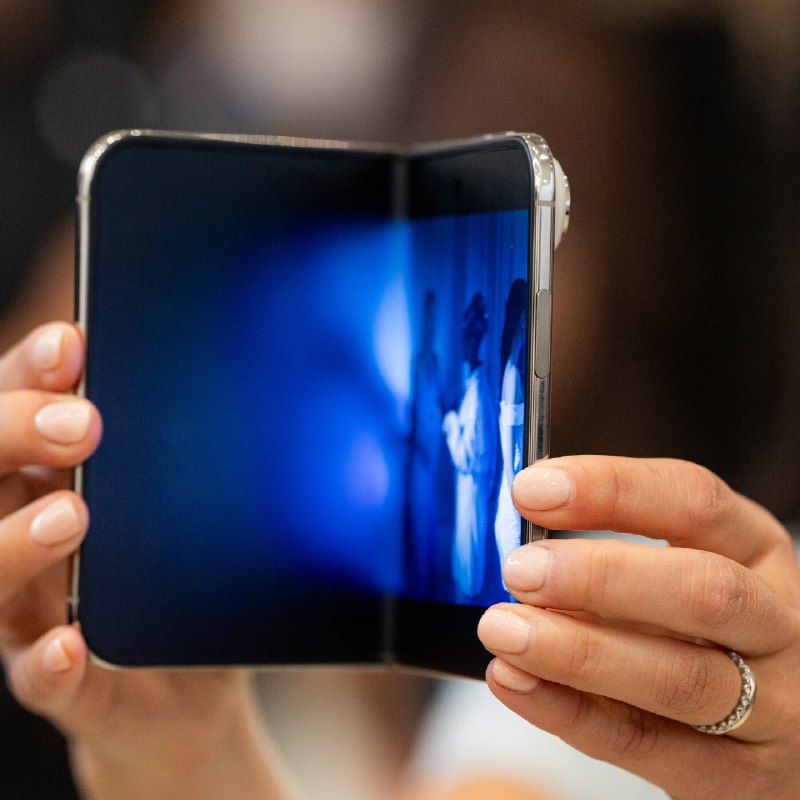 iPhone Duo —— 苹果折叠屏定价 1,999 美元📱 Brian X. Chen 在纽约时报上拆解了苹果新发布的 iPhone Duo，这款折叠屏手机定价 1,999 美元，将在今年 10 月上市，直接对标三星 1,900 美元的 Galaxy 折叠屏手机💸 为什么会这么贵？文章深入探讨了苹果在定价策略上的考量，以及折叠屏技术本身的成本，比如柔性屏幕的生产难度、铰链结构的精密程度，都推高了这类手机的制造成本