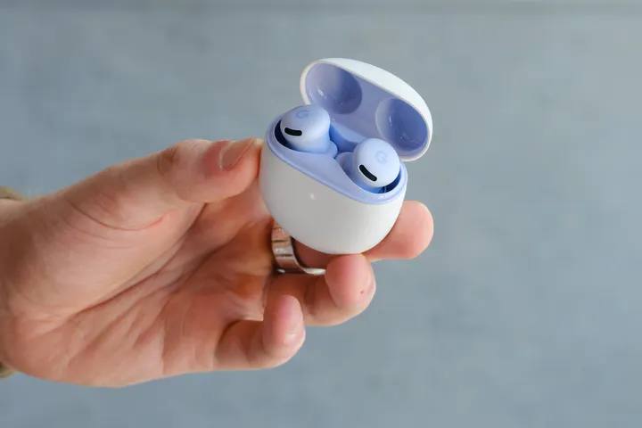 Google 推出搭载新AI功能的Pixel 10系列手机Google在当地时间周三推出了一系列新的消费电子产品，包括几款智能手机、一款手表和新的无线耳机，旨在展示该公司在人工智能方面的最新进展