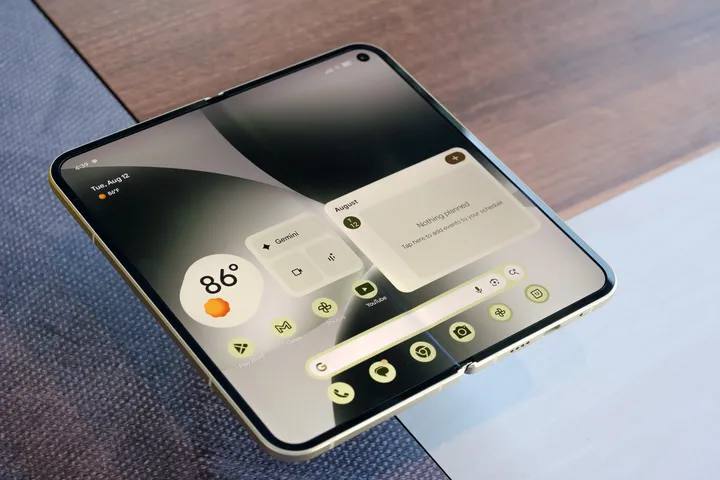 Google 推出搭载新AI功能的Pixel 10系列手机Google在当地时间周三推出了一系列新的消费电子产品，包括几款智能手机、一款手表和新的无线耳机，旨在展示该公司在人工智能方面的最新进展