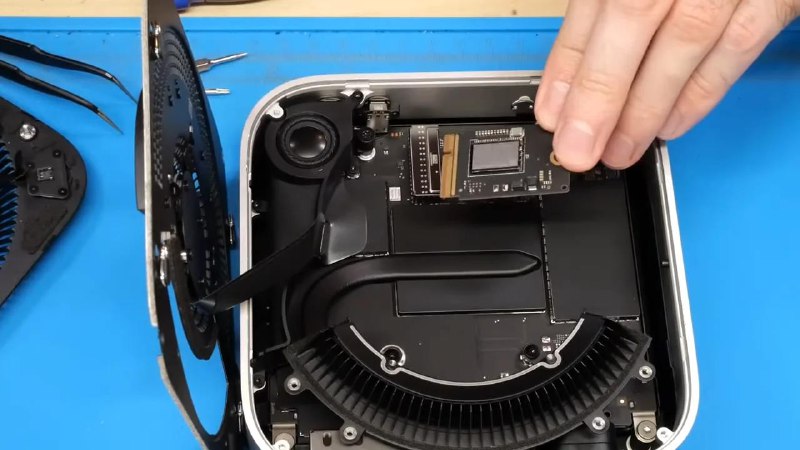 YouTuber 成功将M4 Mac mini 256GB 升级至 2TB全新 M4 Mac mini，当中使用了模组化 SSD，令很多人联想起自行更换 SSD 的可能性