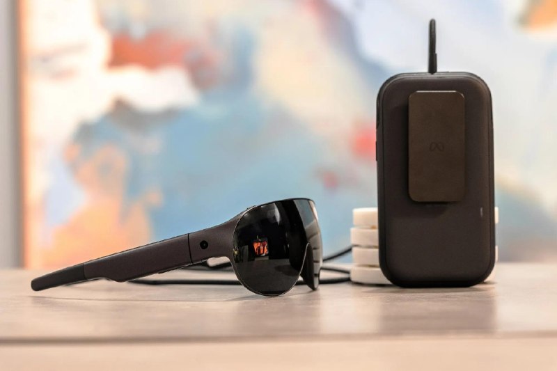 Meta 推出了售价 $1,299 、仅重 100 克的 VR 眼镜，电池和运算部件均外置在一个配件盒中预计2027年春季上市，它的表现与 Apple Vision Pro 相当接近，而价格不到后者的一半，重量仅为其六分之一据《彭博社》Mark Gurman报道，这款名为 Meta VR 眼镜的新设备，标志着头显设计的一次重大转变