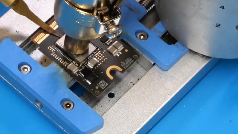 YouTuber 成功将M4 Mac mini 256GB 升级至 2TB全新 M4 Mac mini，当中使用了模组化 SSD，令很多人联想起自行更换 SSD 的可能性