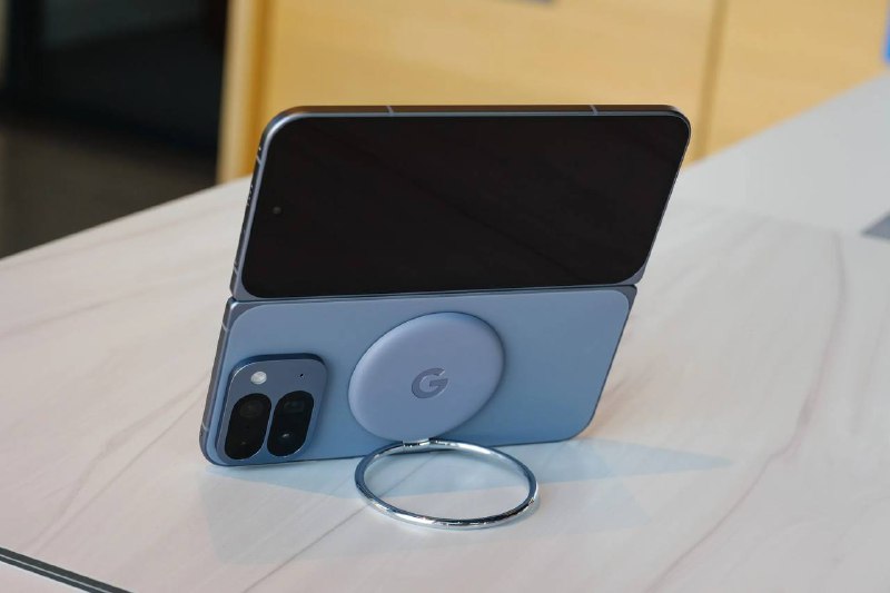 Google 推出搭载新AI功能的Pixel 10系列手机Google在当地时间周三推出了一系列新的消费电子产品，包括几款智能手机、一款手表和新的无线耳机，旨在展示该公司在人工智能方面的最新进展