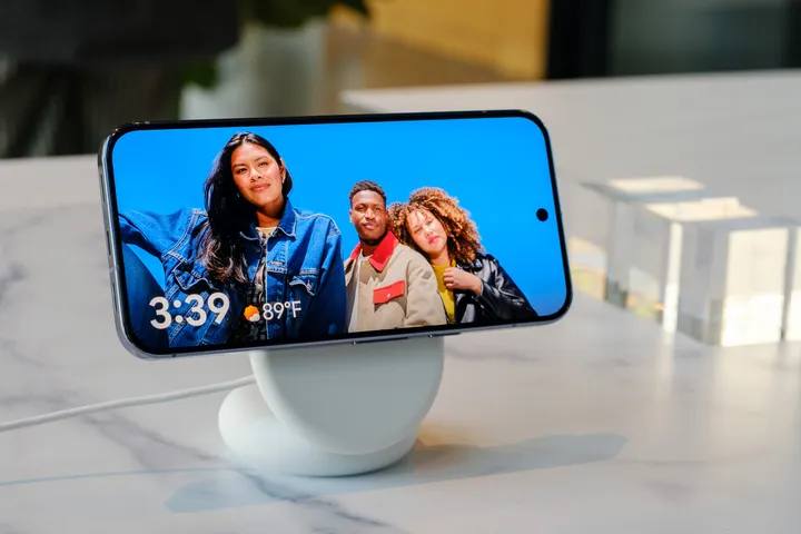 Google 推出搭载新AI功能的Pixel 10系列手机Google在当地时间周三推出了一系列新的消费电子产品，包括几款智能手机、一款手表和新的无线耳机，旨在展示该公司在人工智能方面的最新进展